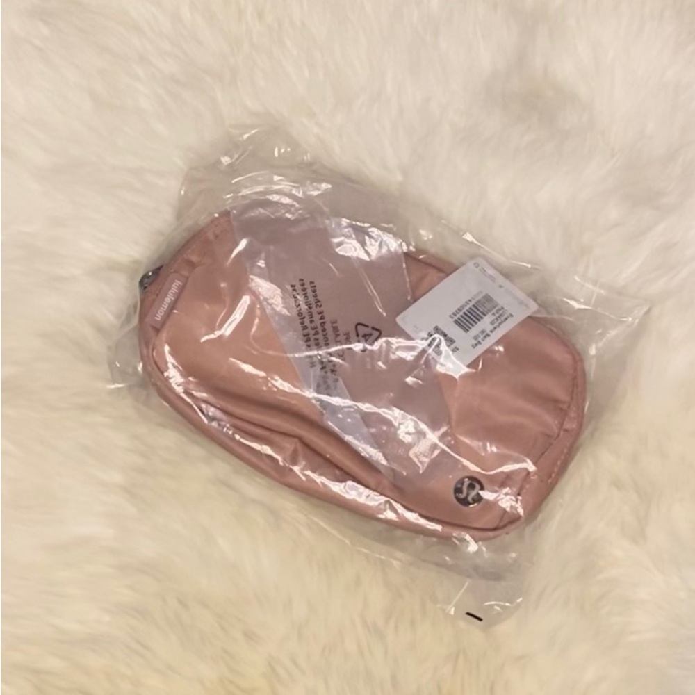 Lululemon everywhere belt bag